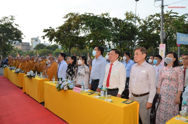 Quan khách tham dự tại lễ đài Phật giáo quận Phú Nhuận sáng 11-4-Nhâm Dần (2022)