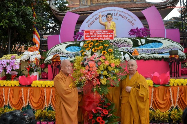 Hòa thượng Thích Như Niệm tặng hoa chúc mừng của Ban Trị sự GHPGVN TP.HCM