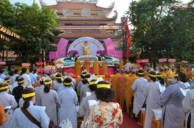 Lễ Phật đản trang nghiêm đông đảo Tăng, Ni và Phật tử tham dự như một sự hồi sinh