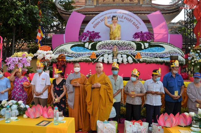 Trao quà đến người nghèo trên địa bàn