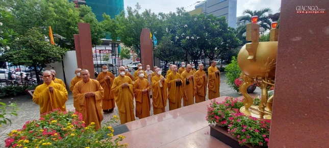 Thắp hương tưởng niệm các anh hùng liệt sĩ