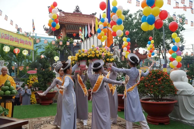 Các em Phật tử Như Thị thất dâng hoa cúng dường