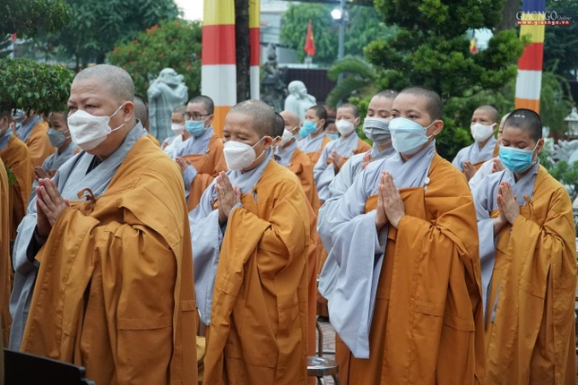 Hướng lòng thành kính lên đức Thế Tôn