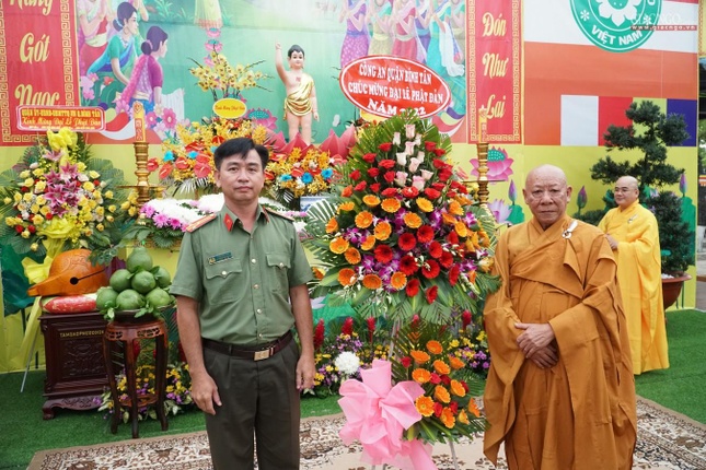 Đại diện Công an quận tặng hoa chúc mừng Phật đản