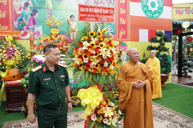 Ban Chỉ huy quận sự quận tặng hoa chúc mừng