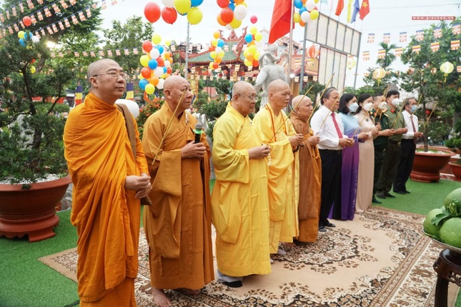 Chư tôn đức và lãnh đạo chính quyền niệm hương cúng dường sơ sanh bảo tướng