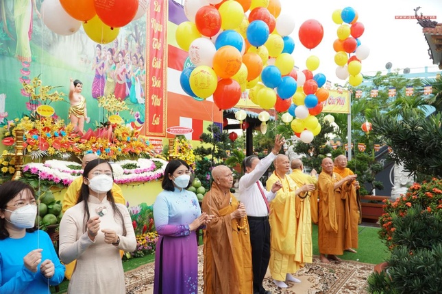 Thả bong bóng cầu nguyện hòa bình thế giới