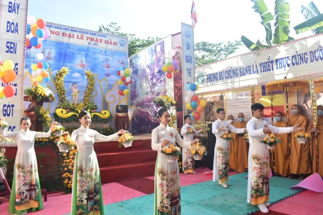 Phật tử chùa Đức Nguyên dâng hoa