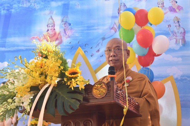 Thượng tọa Thích Huệ Minh đọc diễn văn của Hòa thượng Chủ tịch Hội đồng Trị sự