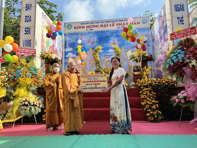 Hòa thượng Thích Minh Trí tặng 30 chiếc xe đạp trị giá 42 triệu đồng