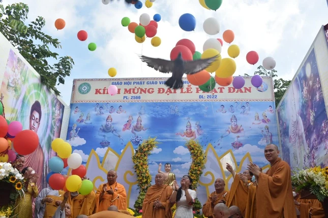 Thả bóng bóng và chim bồ câu cầu nguyện hòa bình