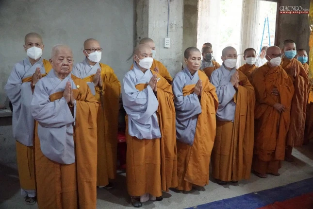 Ni trưởng Bửu Hòa cùng chư Ni nhất tâm cầu nguyện Ni trưởng Bửu Hòa cùng chư Ni nhất tâm cầu nguyện