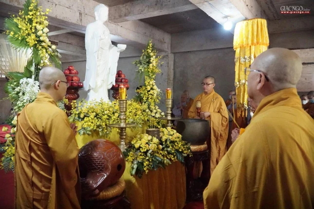 Chư tôn đức Tăng hộ niệm lễ nhập kim quan Chư tôn đức Tăng hộ niệm lễ nhập kim quan