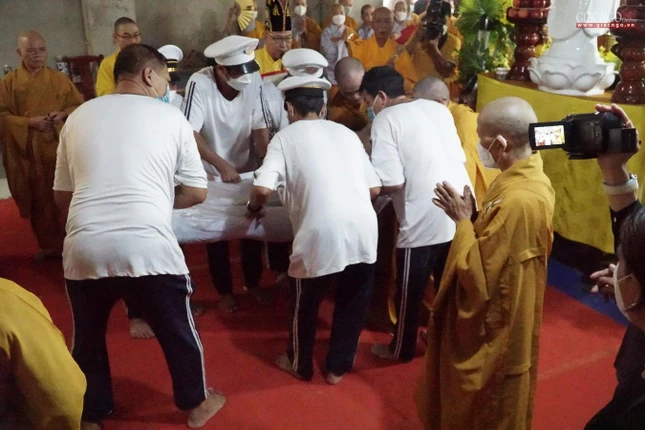 Huyễn thân thầy trả lại cho tứ đại Huyễn thân thầy trả lại cho tứ đại