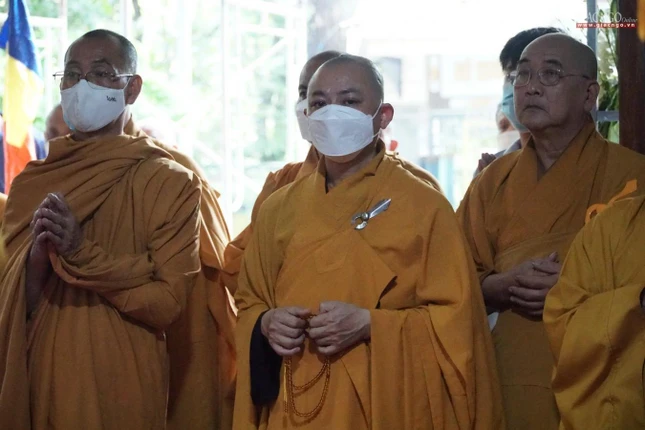 Chư Tăng hộ niệm lễ nhập kim quan Chư Tăng hộ niệm lễ nhập kim quan