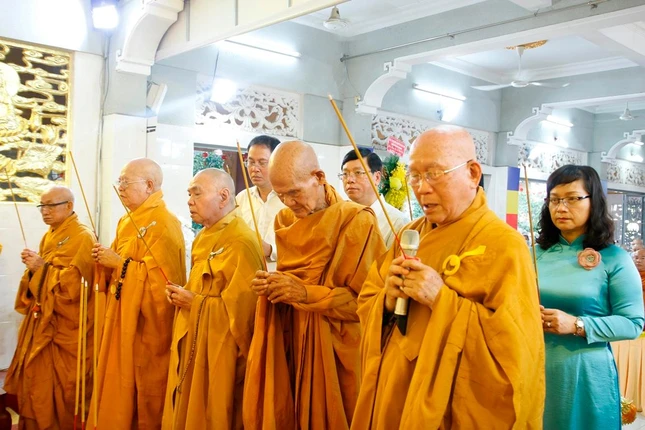 Chư tôn đức niệm hương cúng dường Chư tôn đức niệm hương cúng dường