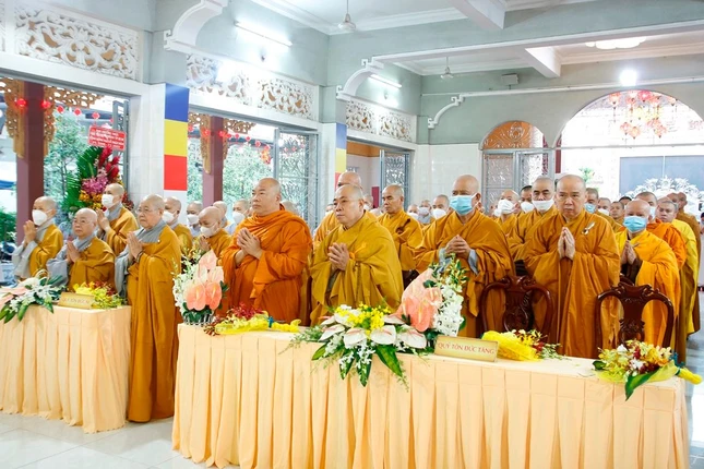 Chư tôn đức Tăng, Ni thành tâm hướng về ngày đản sanh của đức Từ phụ Chư tôn đức Tăng, Ni thành tâm hướng về ngày đản sanh của đức Từ phụ