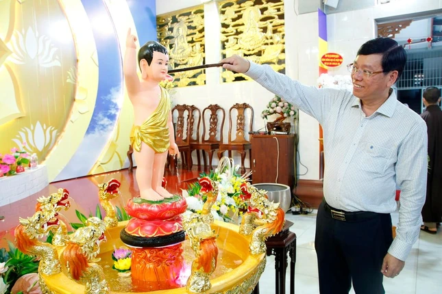 ông Vũ Ngọc Tuất, Bí thư Quận ủy Bình Thạnh tắm Phật trong đại lễ Phật đản của quận ông Vũ Ngọc Tuất, Bí thư Quận ủy Bình Thạnh tắm Phật trong đại lễ Phật đản của quận