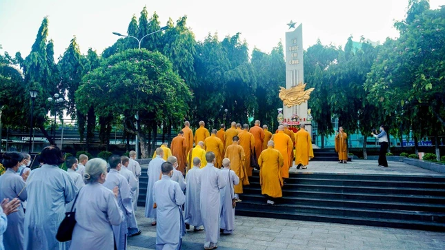 Viếng tượng đài liệt sĩ trước giờ diễn ra đại lễ Viếng tượng đài liệt sĩ trước giờ diễn ra đại lễ