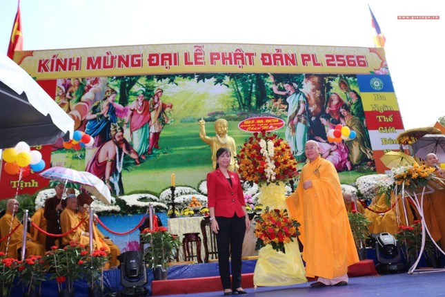 Bà Lê Thị Thu Sương, Phó Chủ tịch UBND quận tặng hoa chúc mừng