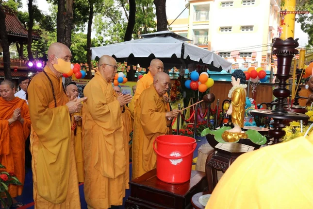 Chư tôn đức thực hiện nghi thức tắm Phật