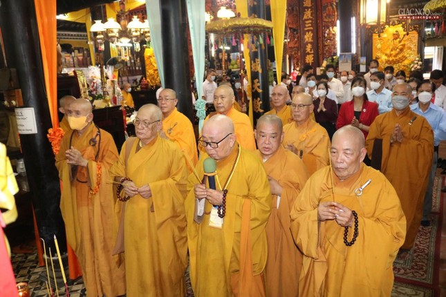 Chư tôn đức và lãnh đạo chính quyền thắp hương tượng niệm Hòa thượng Thích Huệ Xướng