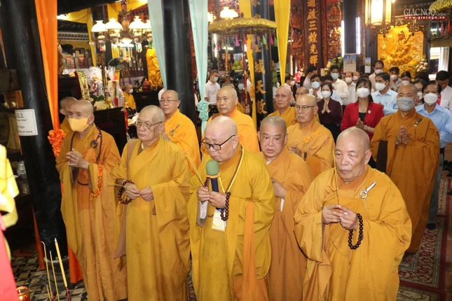 Chư tôn đức và lãnh đạo chính quyền thắp hương tượng niệm Hòa thượng Thích Huệ Xướng