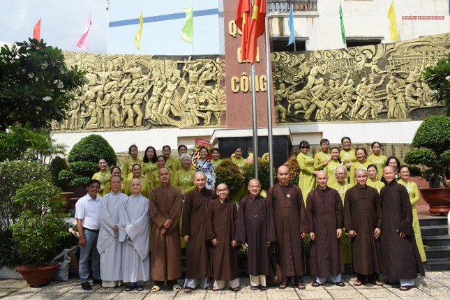 Ban Trị sự thắp hương tưởng niệm tại đài Liệt sĩ quận Tân Bình