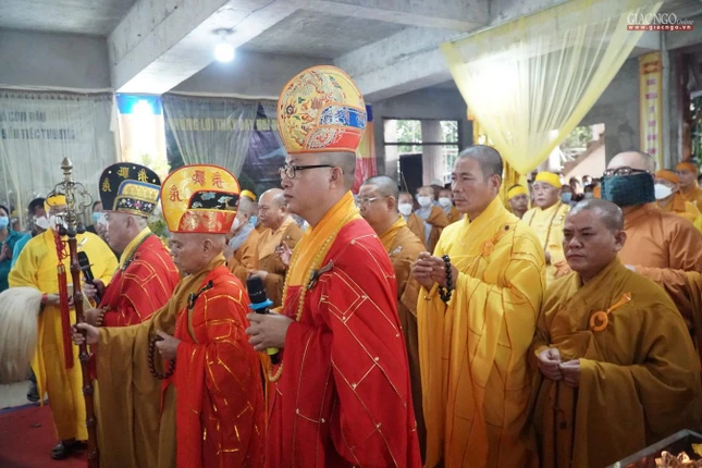 Chư tôn đức niêm hương cầu nguyện Chư tôn đức niêm hương cầu nguyện