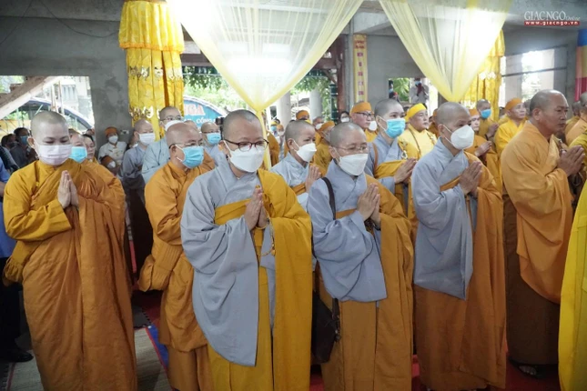 Chư Ni các tự viện nhất tâm cầu nguyện Chư Ni các tự viện nhất tâm cầu nguyện