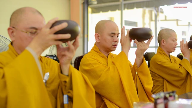 Tác pháp cúng dường