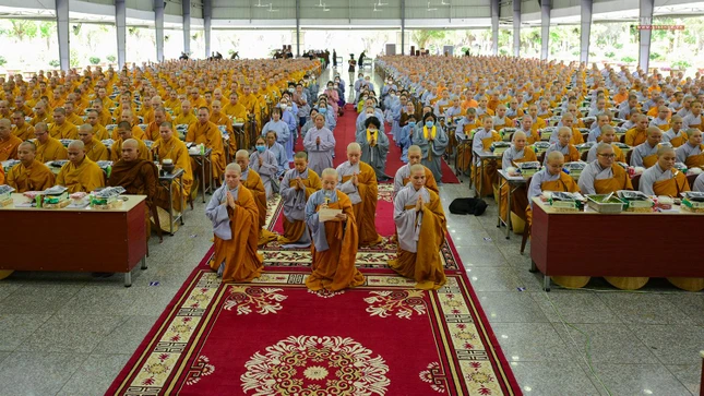 Chư Ni và Phật tử các chùa tác bạch cúng dường ngày bế mạc khóa tu trong thời quá đường ngày 23-5-2022