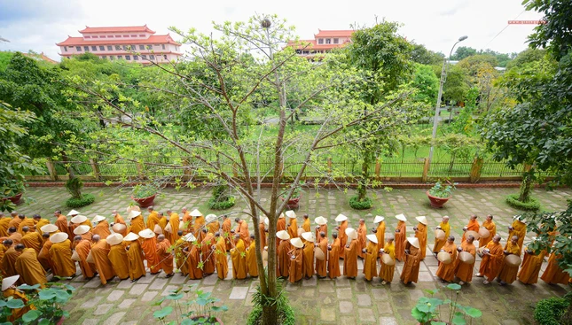 Chư Tăng trì bình đến trai đường