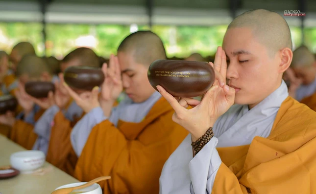 Lục hòa cộng trụ cùng nhau tu học