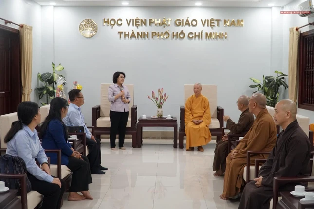 Bà Tô Thị Bích Châu vấn an đến Trưởng lão Quyền Pháp chủ