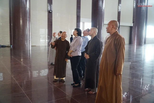 Chư tôn đức Phó Viện trưởng hướng dẫn và giới thiệu với đoàn về chánh điện mới