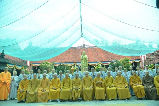 Hòa thượng Thích Quảng Tùng, Phó Chủ tịch Hội đồng Trị sự, Trưởng ban Trị sự GHPGVN TP.Hải Phòng đón tiếp chư tôn đức tại chùa Dư Hàng