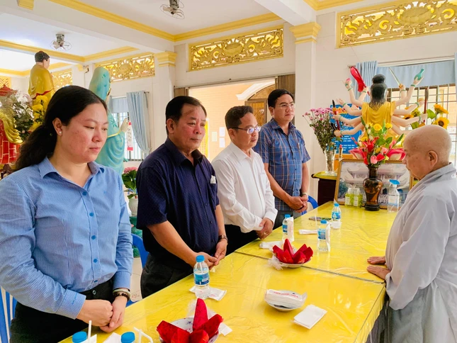 Đoàn Ủy ban Mặt Trận TP.HCM đến thăm trường hạ chùa Phước Thiện