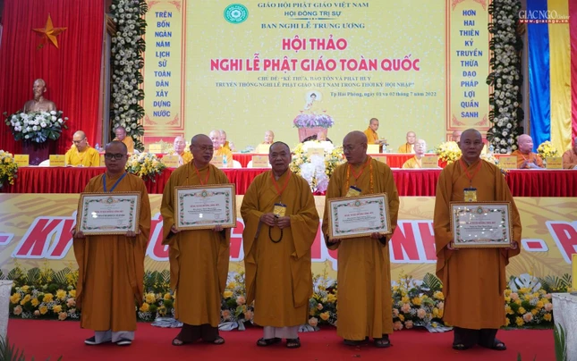 Hòa thượng Thích Thiện Pháp trao Bằng Tuyên Dương công đức cho Ban Trị sự GHPGVN TP. Hải Phòng và các đơn vị tài trợ