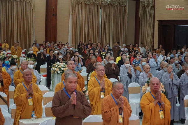 Tăng , Ni và Phật tử tham dự phiên bế mạc hội thảo