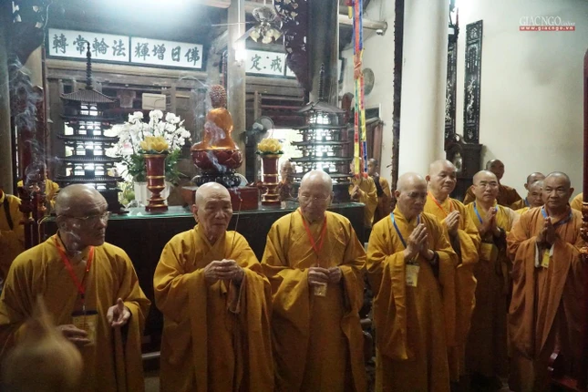 Thắp hương tưởng niệm Hòa thượng Thích Trí Hải, tại tổ đình Phổ Chiếu