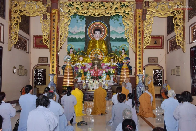 Đoàn cúng dường tại chùa Bình Quang tại tỉnh Bình Thuận