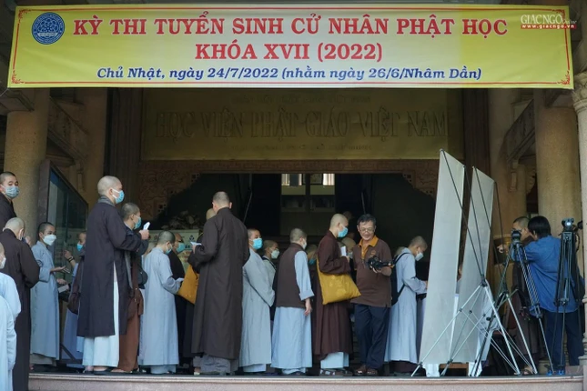 Các thí sinh nhận giấy báo dự thi tại cơ sở I sáng ngày 22-7 Thượng tọa Thích Quang Thạnh, Phó Viện trưởng kiêm Tổng Thư ký Học viện cùng chư tôn đức Hội đồng Điều hành và Ban Quản viện thăm hỏi các Tăng sinh dự thi - Ảnh: Thanh Phong Chư tôn đức Hội đồng Điều hành và Ban Quản viện Ni sinh hoạt với các Ni sinh tại chùa Thanh Tâm - Ảnh: Thanh Phong Niêm phong phòng thi - Ảnh: Thanh Phong