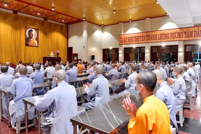 Chư tôn đức Hội đồng Điều hành và Ban Quản viện Ni sinh hoạt với các Ni sinh tại chùa Thanh Tâm - Ảnh: Thanh Phong