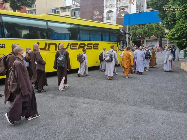 Các thí sinh được đưa đến cơ sơ II để sắp xếp nơi ăn, ở và chuẩn bị tham dự kỳ tuyển sinh ngày mai 24-7