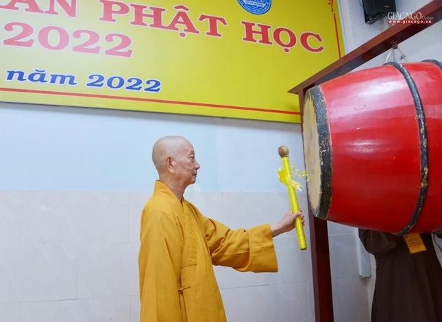 Trưởng Lão Hòa thượng Viện trưởng khai trống lệnh cho kỳ thi tuyển sinh khóa XVII