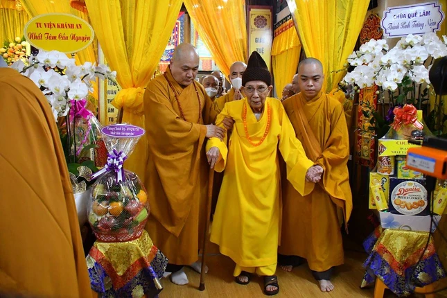 Trưởng lão Hòa thượng nhiễu quan tiễn biệt người đồng đạo trong môn phái