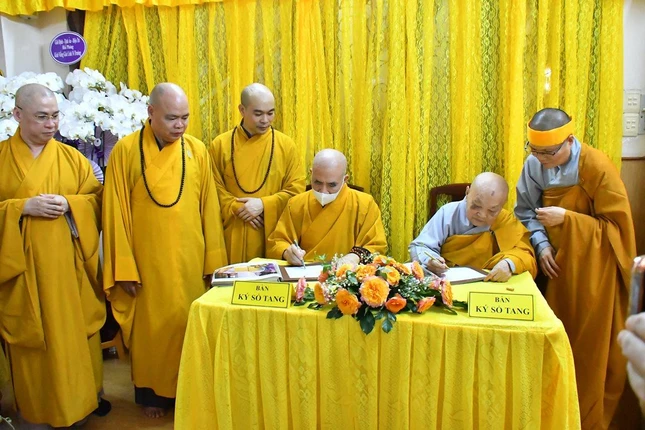 Đại diên Môn phái ký sổ tang lưu niệm