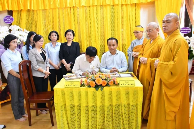 Đoàn lãnh đạo quận do Nguyễn Đông Tùng, Phó Bí thư Quận ủy, Chủ tịch Ủy ban Nhân dân quận làm trưởng đoàn viết sổ tang chia buồn