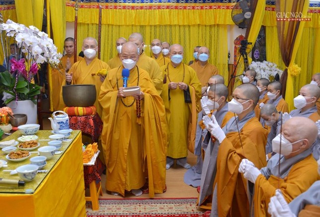 Hòa thượng Thích Huệ Minh và chư tôn đức thực hiện nghi thức phát tang cho môn đồ pháp quyến